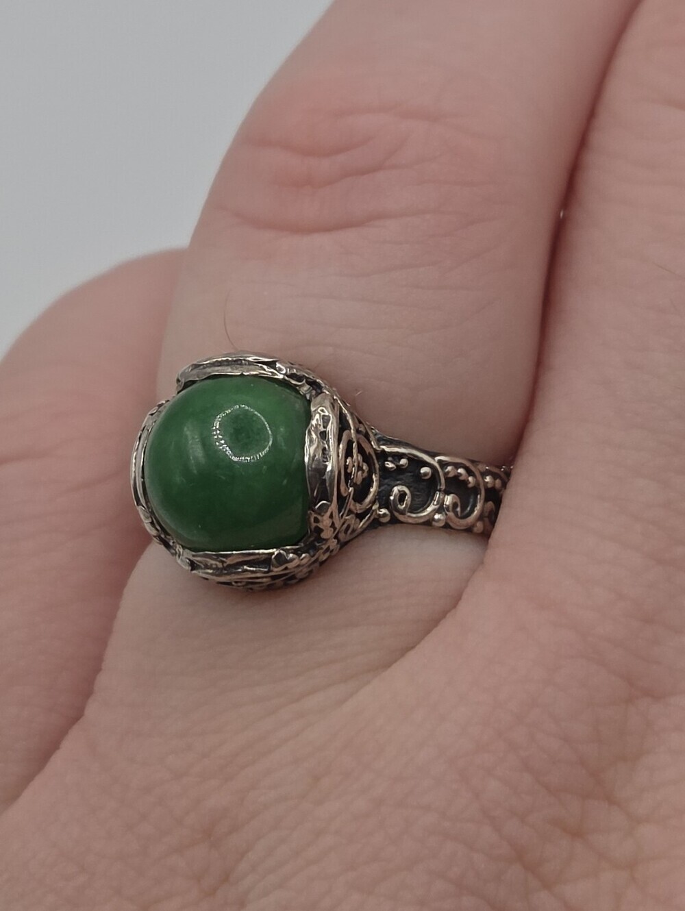 Vintage 925 Sterling Silver Burmese Green Jade Ring Size 8 Scrollwork Band - Picture 6 of 9